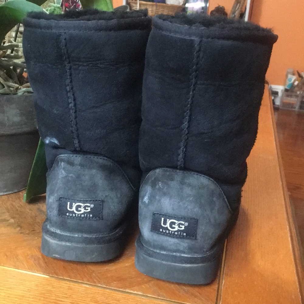 Short black uggs